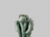 Aeg F 122  Aeg F 122, 26. Dynastie bis römische Zeit, Anhänger in Form eines Uräus, Hellblaue Fayence, H 1,1 cm, B 0,8 cm, T 0,5 cm : Bestandskatalog Ägypten, Museumsfoto: Claus Cordes
